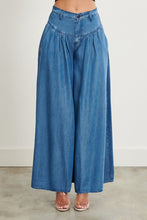 Load image into Gallery viewer, These cute cozy high waisted chambray, wide leg jean pants with a light wash that's perfect for everyday casual looks. Cut from a soft denim jean blend, featuring a front top stitch yoke design, and two front pockets. lightweight high rise slant front pockets. These jeans are stylish enough to wear anywhere.