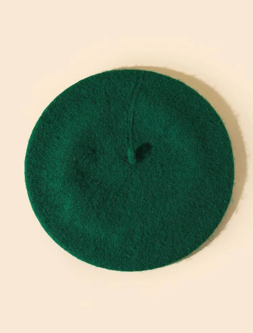 We're obsessing over this chic dark green beret! This classic style beret features a woven wool material. Pair with dangle earrings and your favorite outfit and voila! Your outfit is complete!