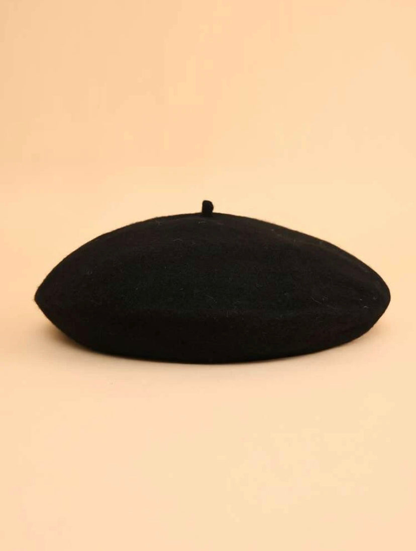 We're obsessing over this chic black beret! This classic style beret features a woven wool material. Pair with dangle earrings and your favorite outfit and voila! Your outfit is complete!
