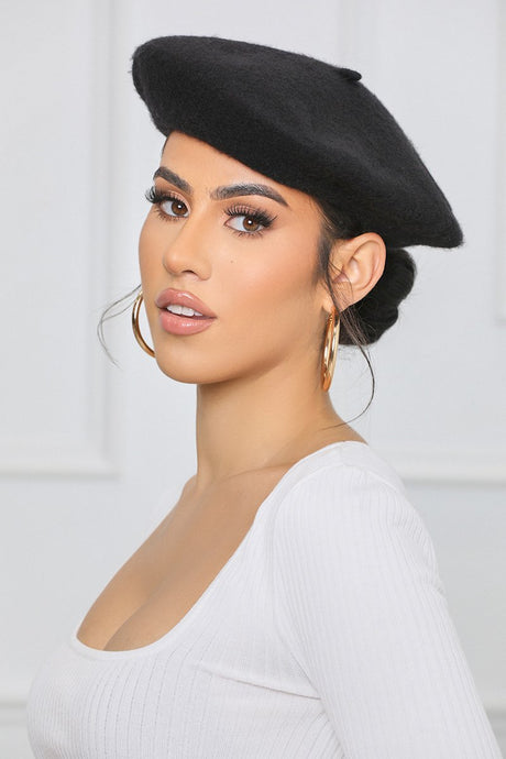 We're obsessing over this chic beret! This classic style beret features a woven wool material. Pair with dangle earrings and your favorite outfit and voila! Your outfit is complete!