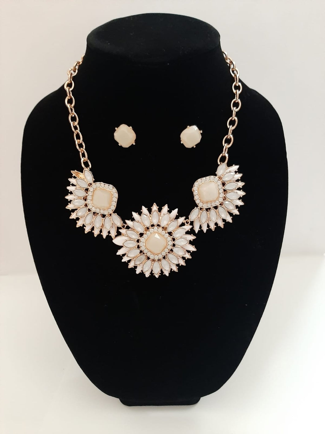 This flawless creamy necklace set is a dream, with glistening crystals on this statement necklace design. Not only will it give you the party look you desire, but also make it simple to transition from summer to fall and even winter.