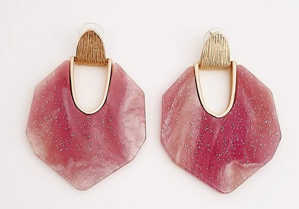 Redefine your look covering with a touch of sparkle. We are loving the detailing in these hot pink earrings! Featuring a geometric shape, marble detailing, and post-back closures, they're a must-have!