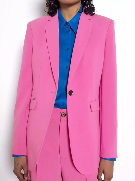 Dare to stand out from the crowds in this dreamy blazer. Featuring a pink woven material and button closure, we are obsessed. Finish the look with the matching bottoms or jeans and a bodysuit, a clutch bag and your favorite strappy heels.