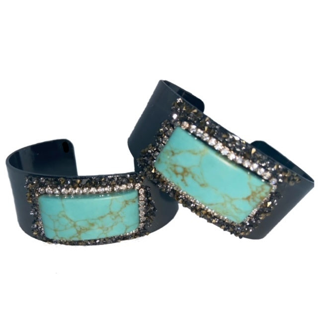 Give your outfit of the day the perfect finishing touch with this turquoise rhinestone silver cuff. Featuring a silver black medal cuff with turquoise stone detailed with rhinestones. Is slightly adjustable.